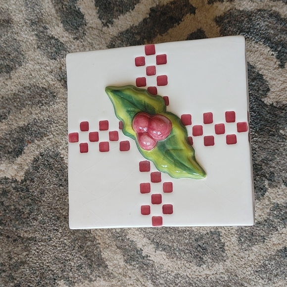 Handcrafted for Bath & Bodyworks Holiday Edition 1997 Ceramic Package Cookie Jar - Picture 2 of 11